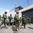 Seguridad. Una veintena de efectivos militares acudió a resguardar el perímetro externo del centro carcelario.
