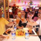 Los candidatos a concejal Julio Gurumendi, María Castillo y Jorge Rodrígez brindando con "La Colorada".