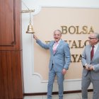 Eugenio Fernández tocó la campana para anunciar...