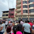 Incidente. Decenas de personas se amontonan tras conocer los hechos con los dueños del almacén local.