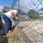Evidencia. Por este orificio hecho en una malla metálica escapó uno de los delincuentes, en Tumbaco.