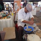 Presencia pública. Gil Vanegas durante una feria en Cuenca, promocionando la alfarería como una actividad cultural.