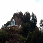Panorama. En lo alto de una cumbre están las dos grutas para visitar.