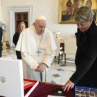 Vatican City (Vatican City State (holy See)), 14/01/2023.- A handout picture provided by the Vatican Media shows Pope Francis (C) exchanging gifts with Colombia"s First Lady Veronica Alcocer Garcia (R) during a private audience in Vatican City, 14 January 2023. (Papa) EFE/EPA/VATICAN MEDIA HANDOUT HANDOUT EDITORIAL USE ONLY/NO SALES