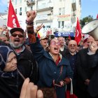Tunis (Tunisia), 14/01/2023.- People shout slogans during a protest against Tunisian President Kais Saied as they mark the 12th anniversary of the 2011 uprising, in Tunis, Tunisia, 14 January 2023. Late Tunisian president Zine El Abidine Ben Ali and his wife went into exile in Saudi Arabia on 14 January 2011 following a month of nation-wide protests against his regime. (Protestas, Arabia Saudita, Túnez, Túnez) EFE/EPA/MOHAMED MESSARA