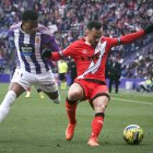 El jugador del Real Valladolid Gonzalo Plata (i) durante el encuentro de LaLiga Santander entre el Real Valladolid y el Rayo Vallecano.