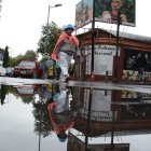 Peligro. Las personas deben cruzar por charcos que se forman en las calles.