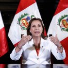 Fotografía cedida por la Presidencia peruana que muestra a la presidenta de Perú, Dina Boluarte, mientras ofrece declaraciones