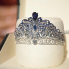 Fotografía cedida por Miss Universo donde se muestra la corona elaborada por la firma Mouawad para Miss Universo durante su presentación hoy, en el Ernest N. Morial Convention Center en Nueva Orleans, Luisiana (EEUU).