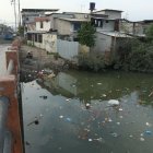 La corriente de agua luce sucia y con un mal olor. Las personas evitan pasar cerca 
del sitio.