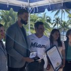 Sandy Alcántara mientras recibía las llaves de la ciudad.