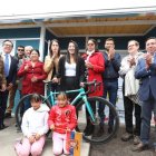 Miryam (c), acompañada por miembros de su familia y varias autoridades .