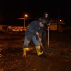 Ciudadanos tratando de limpiar las calles luego del deslave.