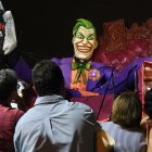 Creación. El Joker mide 13 metros y la silla 10 metros. Bota humo por la botella de spray.