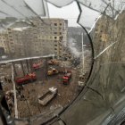 Dnipro (Ukraine), 15/01/2023.- A view taken through the broken glass of a window overlooking the site of a damaged residential building as rescue works continue, in Dnipro, southeastern Ukraine, 15 January 2023, amid Russia"s invasion. At least 25 people died, including one child, 73 other were injured, including 13 children, and 43 reports of missing persons were received, after a rocket hit a nine-story building in Dnipro on 14 January, the State Emergency Service (SES) of Ukraine said in a statement. Russian troops entered Ukraine on 24 February 2022 starting a conflict that has provoked destruction and a humanitarian crisis. (Atentado, Rusia, Ucrania) EFE/EPA/OLEG PERTASYUK