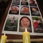 LIM01. LIMA (PERÚ), 15/01/2023.- Fotografía de imágenes de algunas de las víctimas de las protestas tras la salida del poder de Pedro Castillo durante una misa hoy, en la Catedral de Lima (Perú). Las protestas, que exigen la renuncia de Boluarte, el cierre del Congreso y nuevas elecciones para 2023, suman 49 muertos desde que comenzaron en diciembre pasado, tras el fallido autogolpe del exmandatario Pedro Castillo. EFE/ Paolo Aguilar