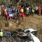 Pokhara (Nepal), 15/01/2023.- Rescue teams work at the crash site of a Yeti Airlines ATR72 aircraft in Pokhara, central Nepal, 15 January 2023. A Yeti Airlines ATR72 aircraft carrying 72 people on board, 68 passengers and 4 crew members, crashed into a gorge while trying to land at the Pokhara International Airport. According to a statement from the Civil Aviation Authority of Nepal (CAAN), at least 68 people were confirmed dead. EFE/EPA/ BIJAYA NEUPANE