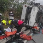 Atención. Los afectados recibieron ayuda de rescatistas y paramédicos en el sitio de los accidentes.