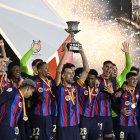 Los jugadores del FC. Barcelona celebran con el trofeo de la Supercopa de España.