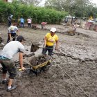 Trabajos. Vecinos y familiares se unieron para limpiar el lodo.