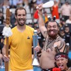 Richard Gasquet coronado con trofeo y bastón de mando en Auckland.