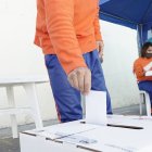 Elecciones. Un hombre deposita su voto en una elección pasada, como la que se registrará el 5 de febrero.