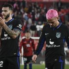 Antoine Griezmann (d), del Atlético de Madrid, luce cabizbajo tras el empate.