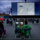 Espectadores ven una película en una cine al aire libre, en una fotografía de archivo.