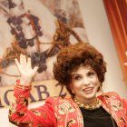 En esta foto de noviembre de 2006, se ve a la actriz italiana Gina Lollobrígida durante una rueda de prensa en Sevilla (España).