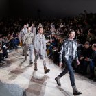 Un desfile de la colección masculina de Louis Vuitton en París en 2018.