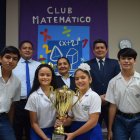Los estudiantes del Interamericano, junto a sus maestros, muestran la copa ganada en el certamen.