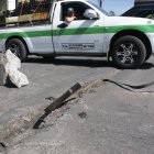 Alerta. Dos rocas se colocaron frente al desperfecto que hay en el puente.
