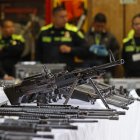 Fotografía de armamento incautado, mostrado por la policía hoy durante una rueda de prensa en la dirección General de la Policía en Bogotá (Colombia). EFE/Mauricio Dueñas Castañeda