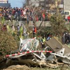 Restos en el lugar del accidente del avión ATR-72 que se estrelló este domingo en el centro de Nepal, con 72 personas a bordo, 68 pasajeros y 4 miembros de la tripulación. EFE/EPA/BIJAYA NEUPANE