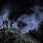 Un equipo de rescate trabaja sin descanso entre los escombros del edificio residencial dañado en Dnipró, sureste de Ucrania, este domingo. La cifra de víctimas mortales en el ataque ruso con un misil Kh-22 en la tarde de ayer a un edificio residencial de varias plantas en Dnipró aumentó a 29, con otras 73 personas heridas. EFE/ Oleg Petrasyuk