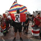 Decenas de personas participan en una marcha contra el Gobierno de Dina Boluarte. EFE/ Paolo Aguilar