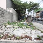 El solar tiene todo tipo de desechos. En él además dejan material de construcción, denuncia la comunidad.