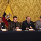 Autoridades de gobierno en rueda de prensa desde el Palacio de Carondelet.