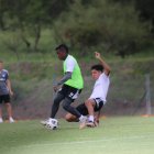 Miler Bolaños (c), ofensivo de Emelec, impone su potencia y velocidad en los entrenamientos, algo que lo convierte en una ficha clave para el esquema del Bombillo en el presente año.