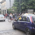 Ciclista interrumpe la viabilidad de los carros.