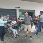 Un grupo de pacientes renales en una protesta del 28 de noviembre de 2022 por la falta de insumos y medicinas para realizarse las diálisis en el Hospital Teodoro Maldonado.