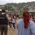 Padres de familia y policía están atentos durante el ingreso y salida de los estudiantes del Tránsito Anaguaña.