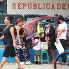 Los niños compran comida "chatarra" en las afueras de los planteles educativos.