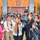 Patricia Sánchez (c) durante el anuncio del rechazo de Pachakutik al referéndum del Ejecutivo.