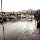 Desalojo. Maquinaria de Agua de Quito y de Obras Públicas del Municipio despejaron las calles de Guayllabamba, inundadas de lodo y agua el sábado