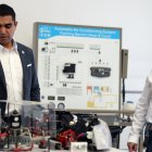 Dos expertos en el laboratorio donde impulsan la enseñanza.