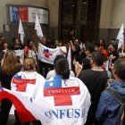 Miembros de la Confederación Nacional de Funcionarios de la Salud Municipal (Confusam) se manifiestan hoy para exigir mejoras en la atención primaria, en las afueras del Ministerio de Salud en Santiago (Chile). EFE/