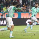 Ángel Mena (d) celebra su gol frente al Necaxa.