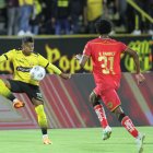 Leonardo Yánez (i) fue uno de los pocos juveniles que pudo jugar el año pasado en el primer equipo de Barcelona. Apenas disputó 7 cotejos.