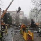 Los servicios de rescate retiran los restos del helicóptero en el lugar del accidente en Brovary, Ucrania. EFE/ /